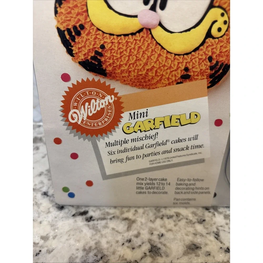 Vintage 1992 Wilton Garfield Face Cake Molds NOS Nostalgia Baking‎ Cartoon Cat
